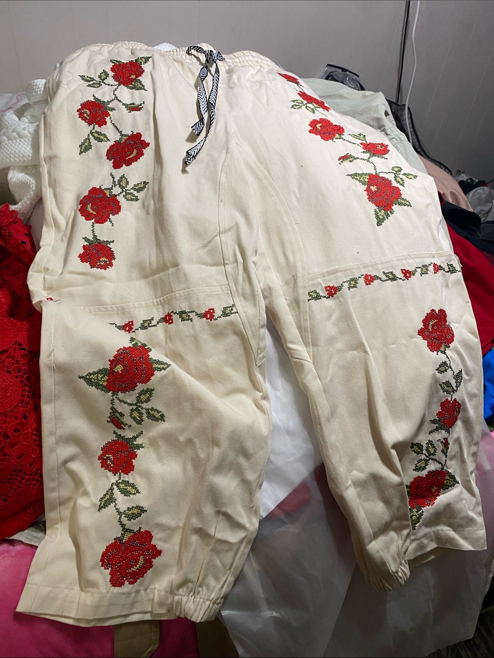DR2 Cream Elastic Waist Pants with Subtle Stitching
